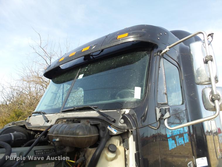 image for item J2642 2005 Freightliner Columbia semi truck