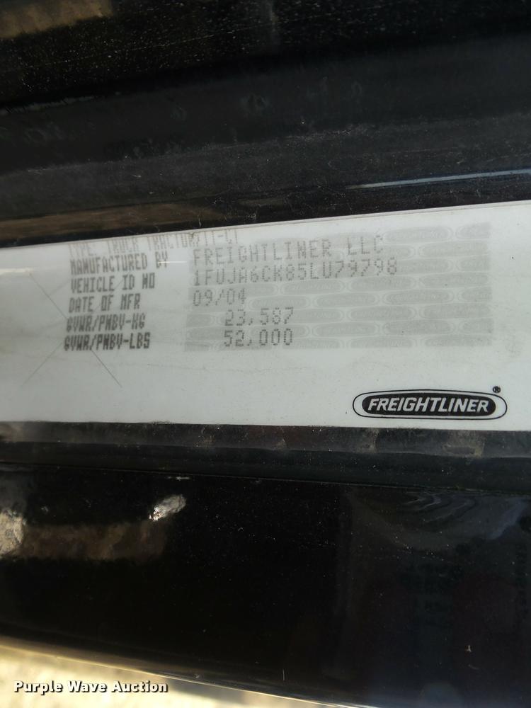 image for item J2642 2005 Freightliner Columbia semi truck