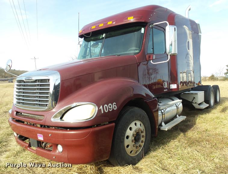 image for item J2643 2007 Freightliner Columbia semi truck