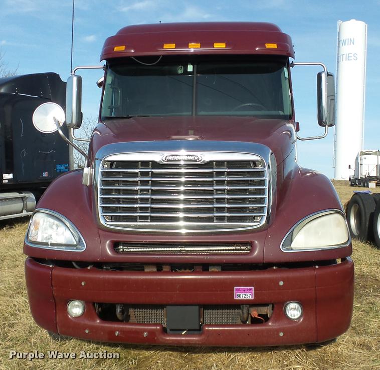 image for item J2643 2007 Freightliner Columbia semi truck