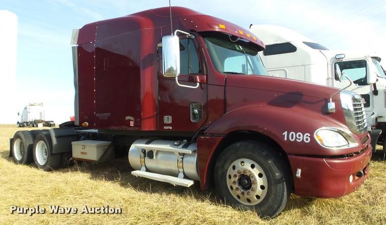 image for item J2643 2007 Freightliner Columbia semi truck