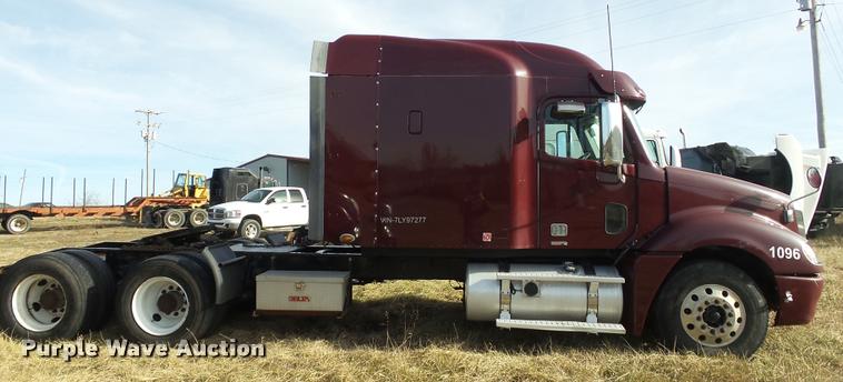 image for item J2643 2007 Freightliner Columbia semi truck