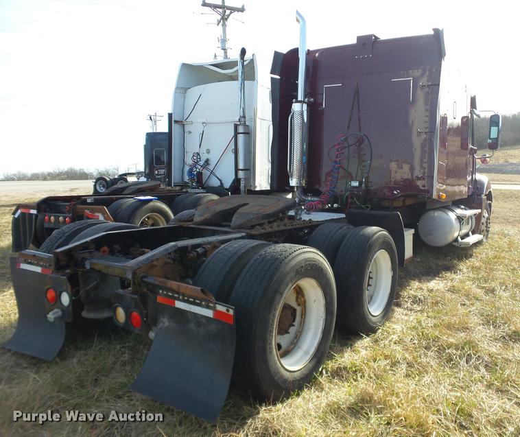 image for item J2643 2007 Freightliner Columbia semi truck