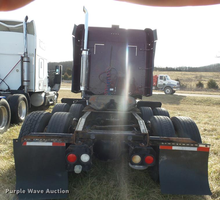 image for item J2643 2007 Freightliner Columbia semi truck