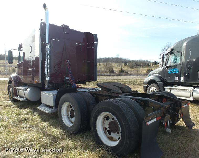 image for item J2643 2007 Freightliner Columbia semi truck