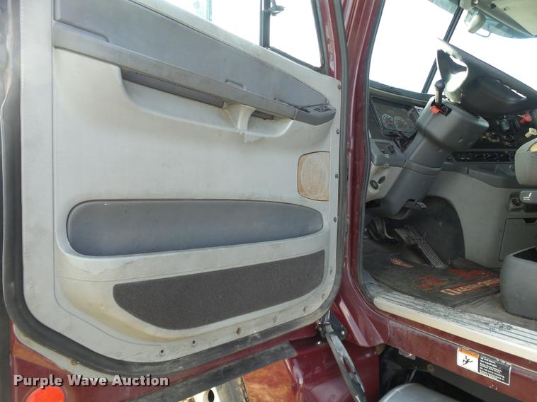 image for item J2643 2007 Freightliner Columbia semi truck