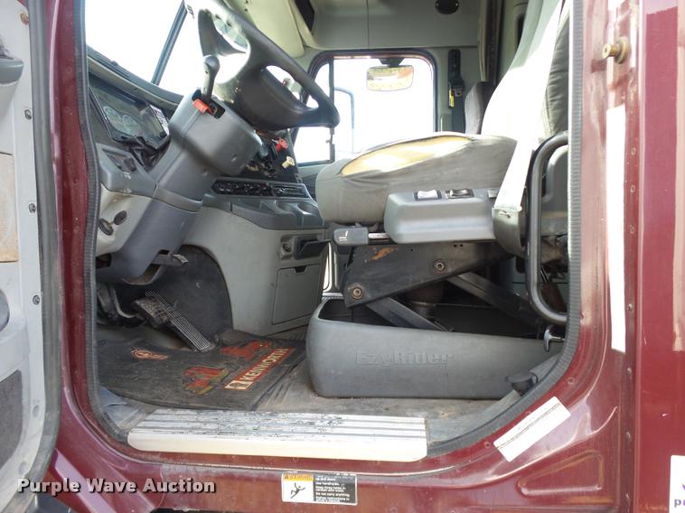 image for item J2643 2007 Freightliner Columbia semi truck