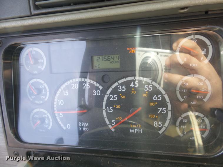 image for item J2643 2007 Freightliner Columbia semi truck