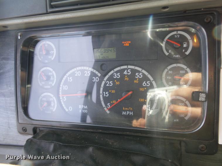 image for item J2643 2007 Freightliner Columbia semi truck