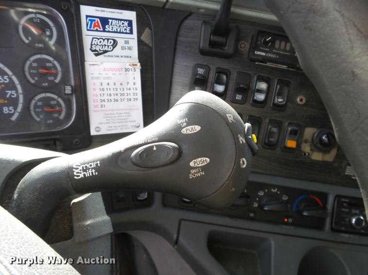 image for item J2643 2007 Freightliner Columbia semi truck