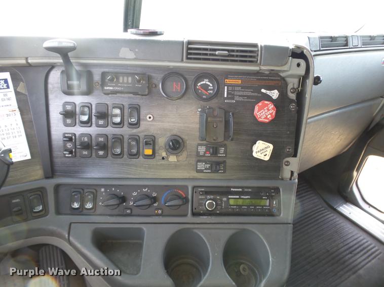 image for item J2643 2007 Freightliner Columbia semi truck