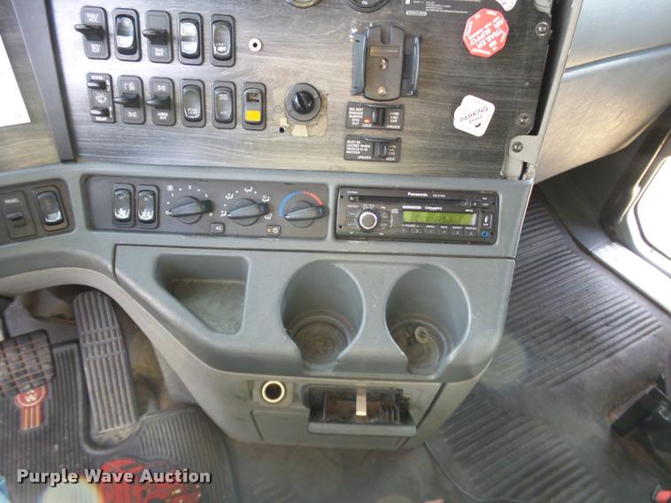 image for item J2643 2007 Freightliner Columbia semi truck