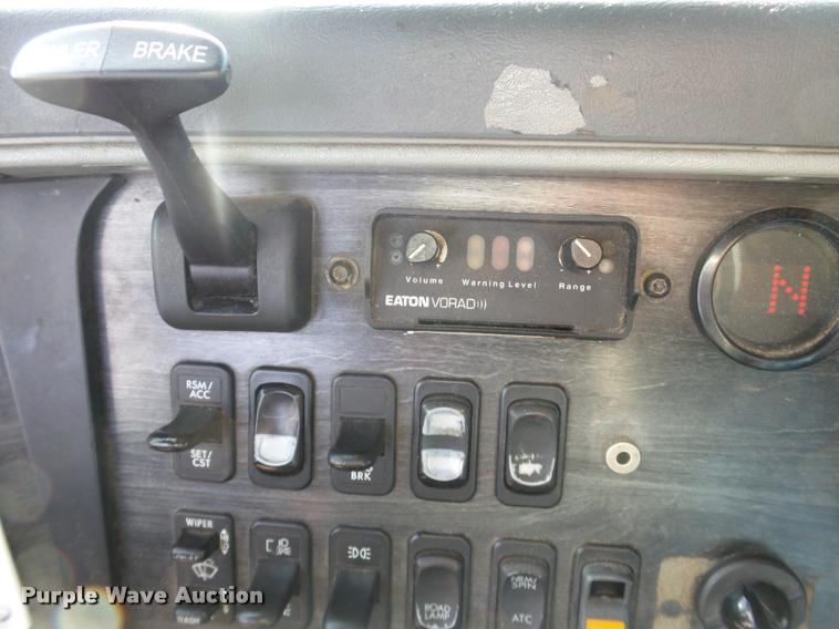 image for item J2643 2007 Freightliner Columbia semi truck