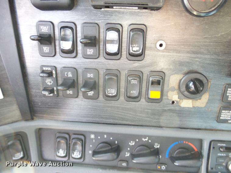 image for item J2643 2007 Freightliner Columbia semi truck