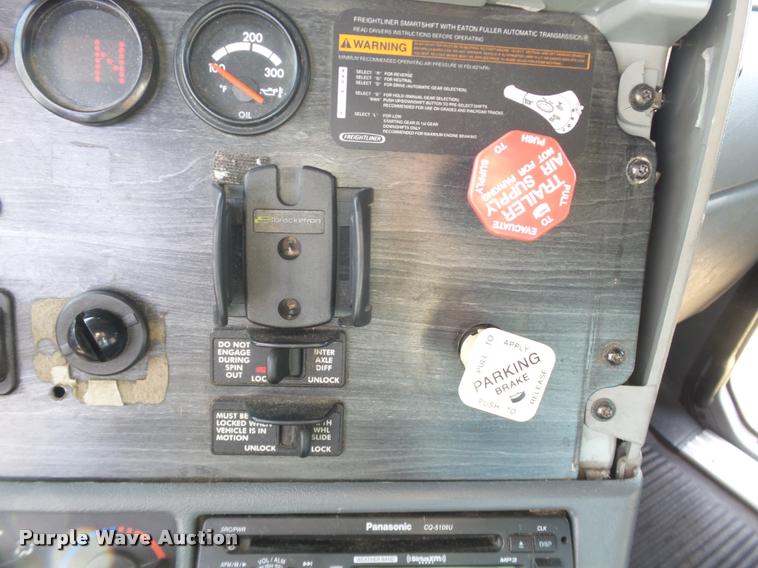 image for item J2643 2007 Freightliner Columbia semi truck