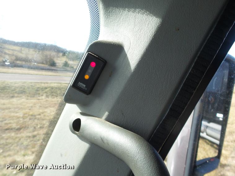 image for item J2643 2007 Freightliner Columbia semi truck