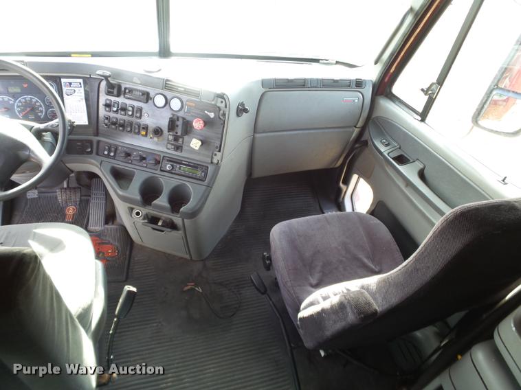 image for item J2643 2007 Freightliner Columbia semi truck