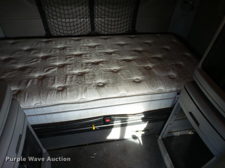 image for item J2643 2007 Freightliner Columbia semi truck