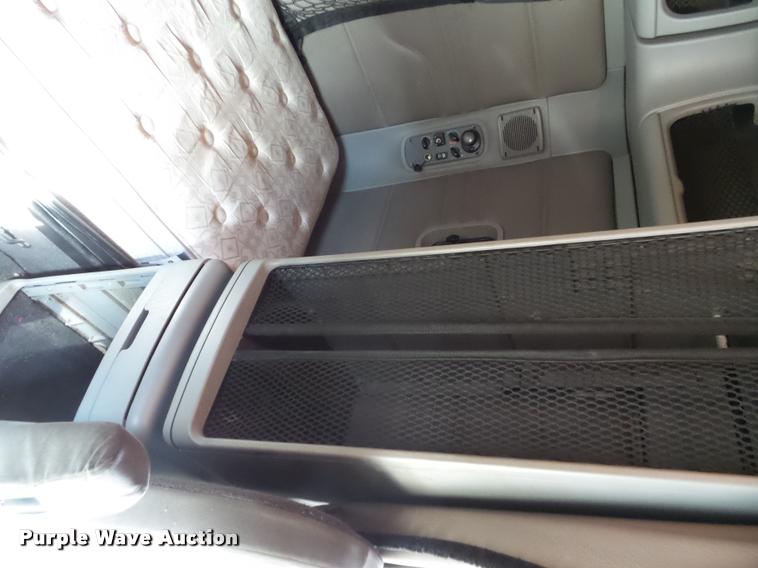 image for item J2643 2007 Freightliner Columbia semi truck