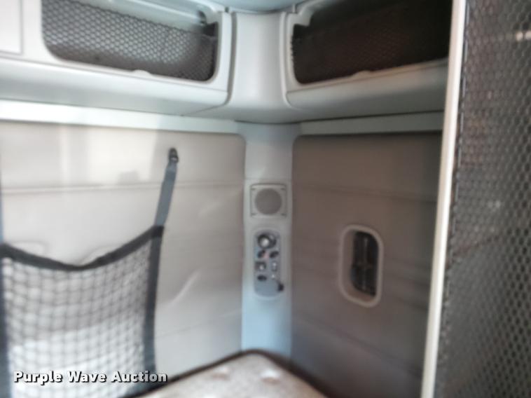 image for item J2643 2007 Freightliner Columbia semi truck