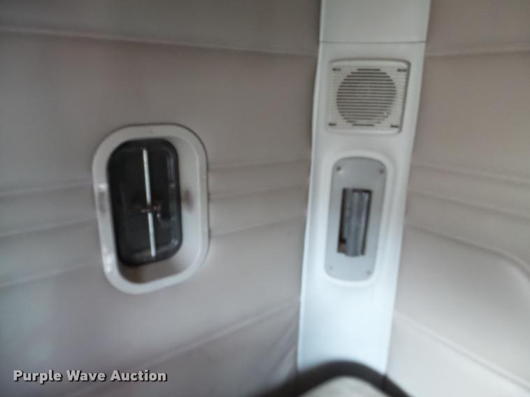 image for item J2643 2007 Freightliner Columbia semi truck