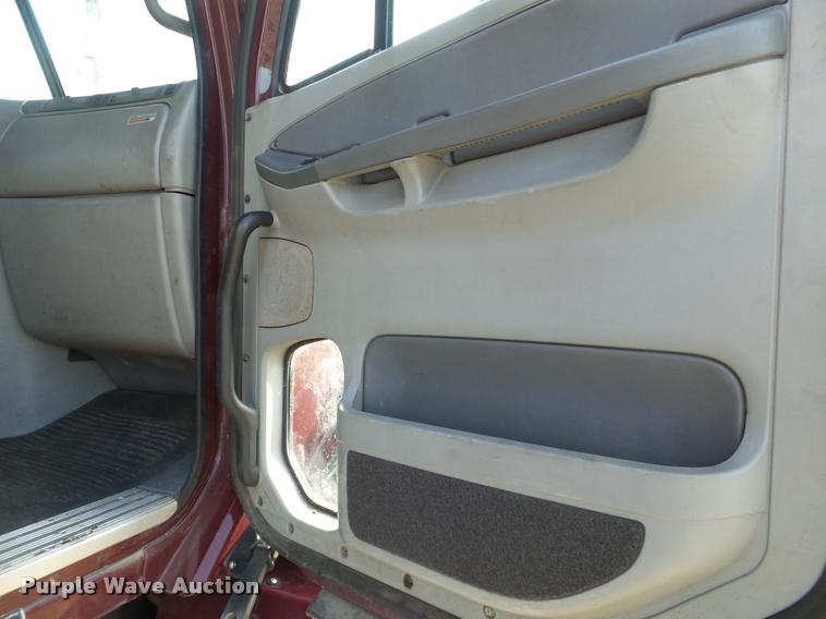 image for item J2643 2007 Freightliner Columbia semi truck