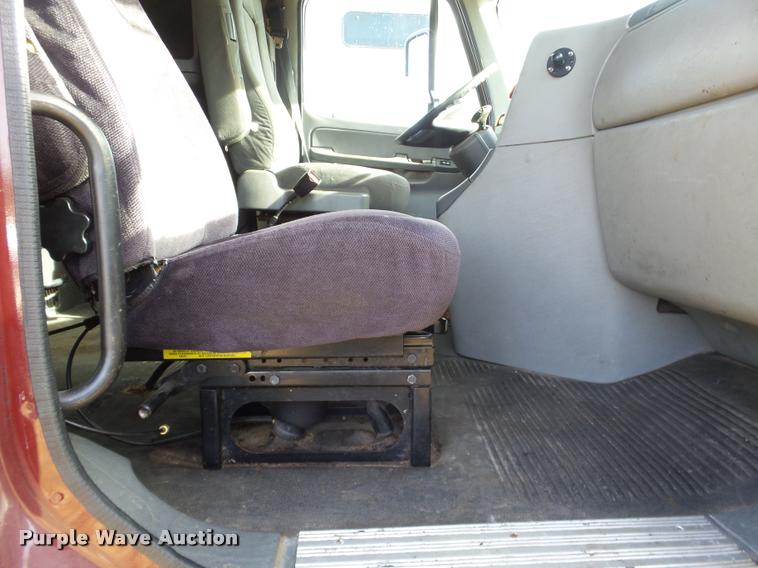 image for item J2643 2007 Freightliner Columbia semi truck