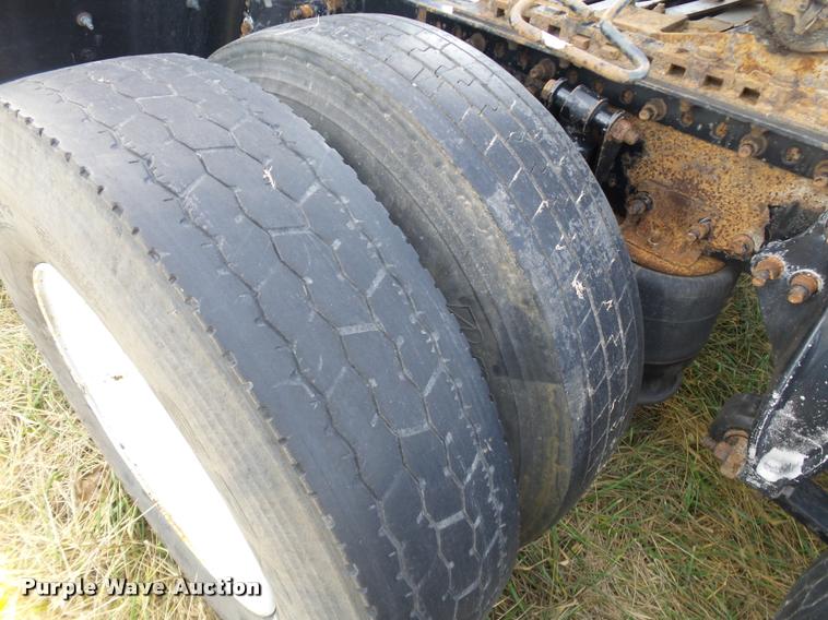 image for item J2643 2007 Freightliner Columbia semi truck