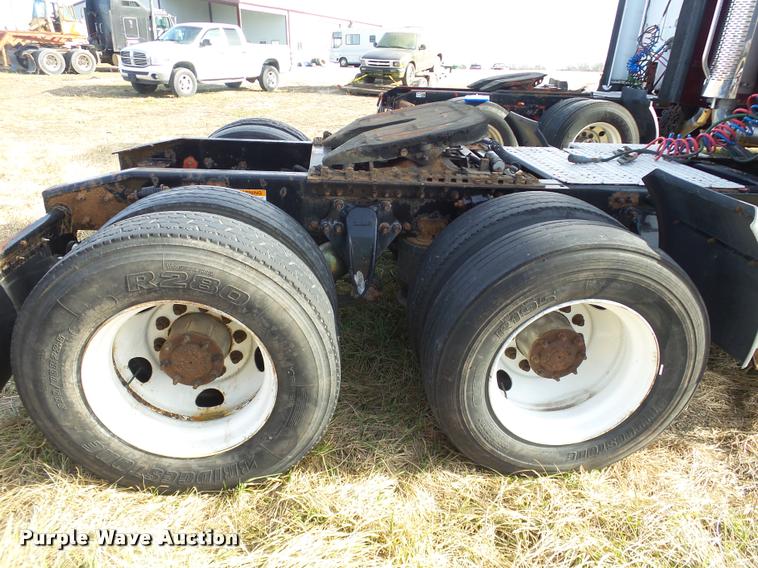 image for item J2643 2007 Freightliner Columbia semi truck