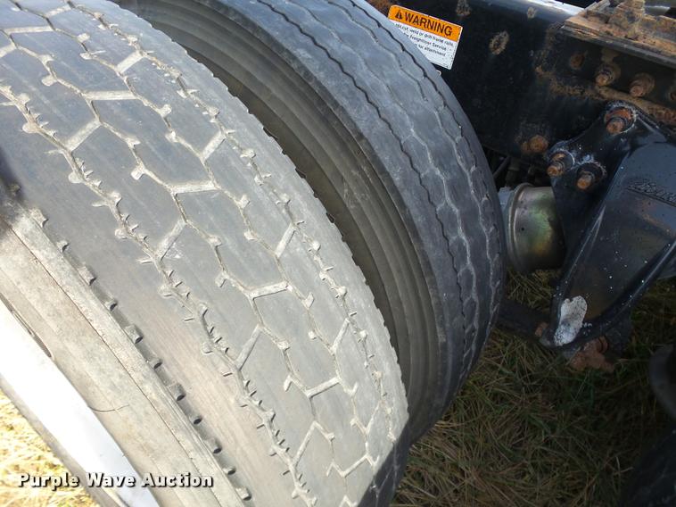 image for item J2643 2007 Freightliner Columbia semi truck