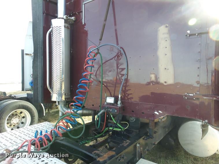 image for item J2643 2007 Freightliner Columbia semi truck