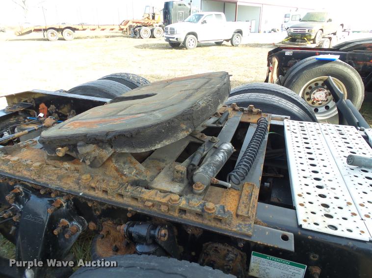 image for item J2643 2007 Freightliner Columbia semi truck