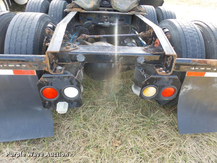 image for item J2643 2007 Freightliner Columbia semi truck