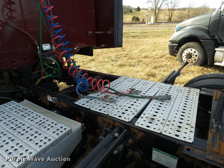 image for item J2643 2007 Freightliner Columbia semi truck