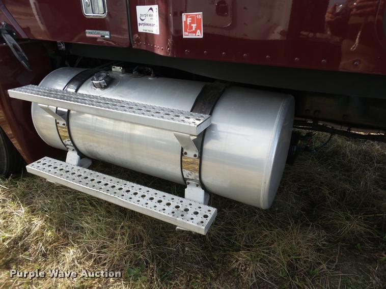 image for item J2643 2007 Freightliner Columbia semi truck