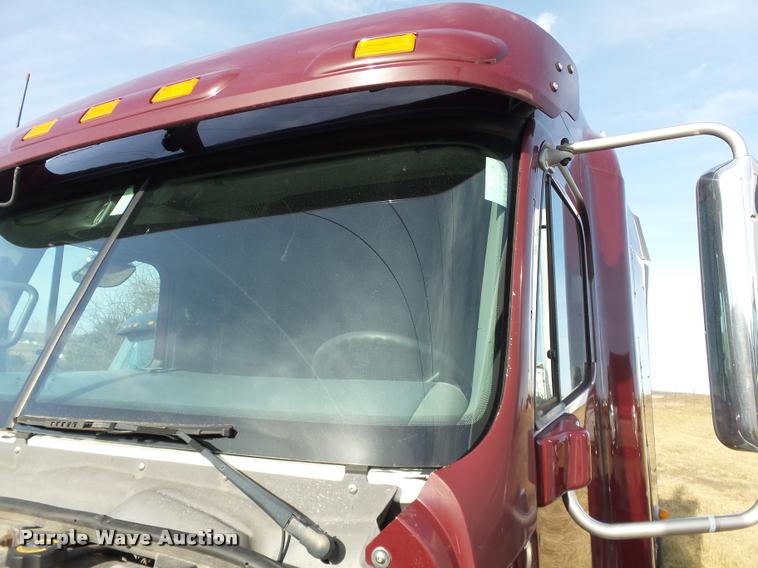 image for item J2643 2007 Freightliner Columbia semi truck