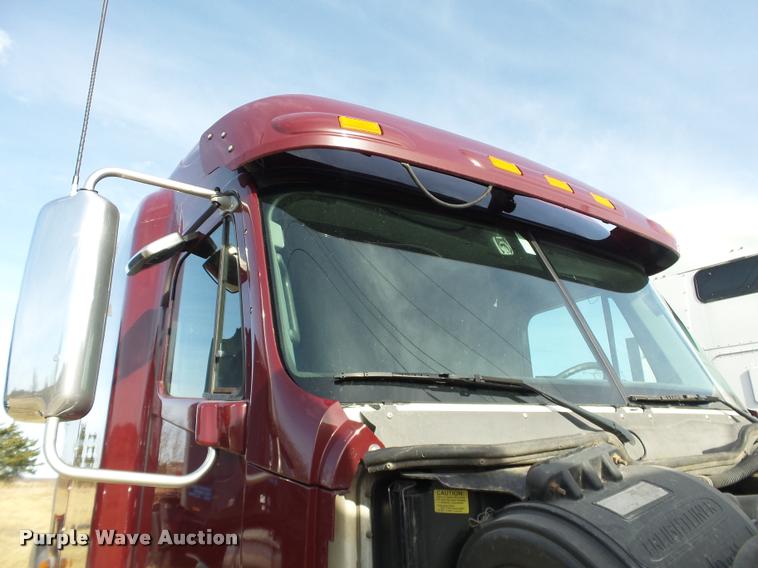 image for item J2643 2007 Freightliner Columbia semi truck