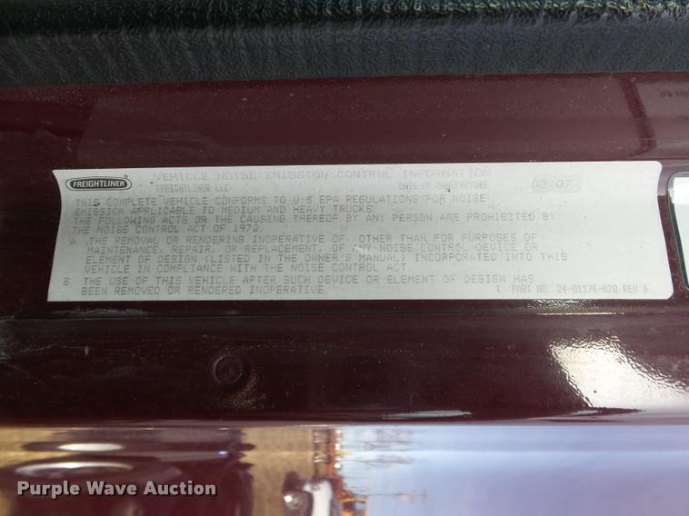 image for item J2643 2007 Freightliner Columbia semi truck