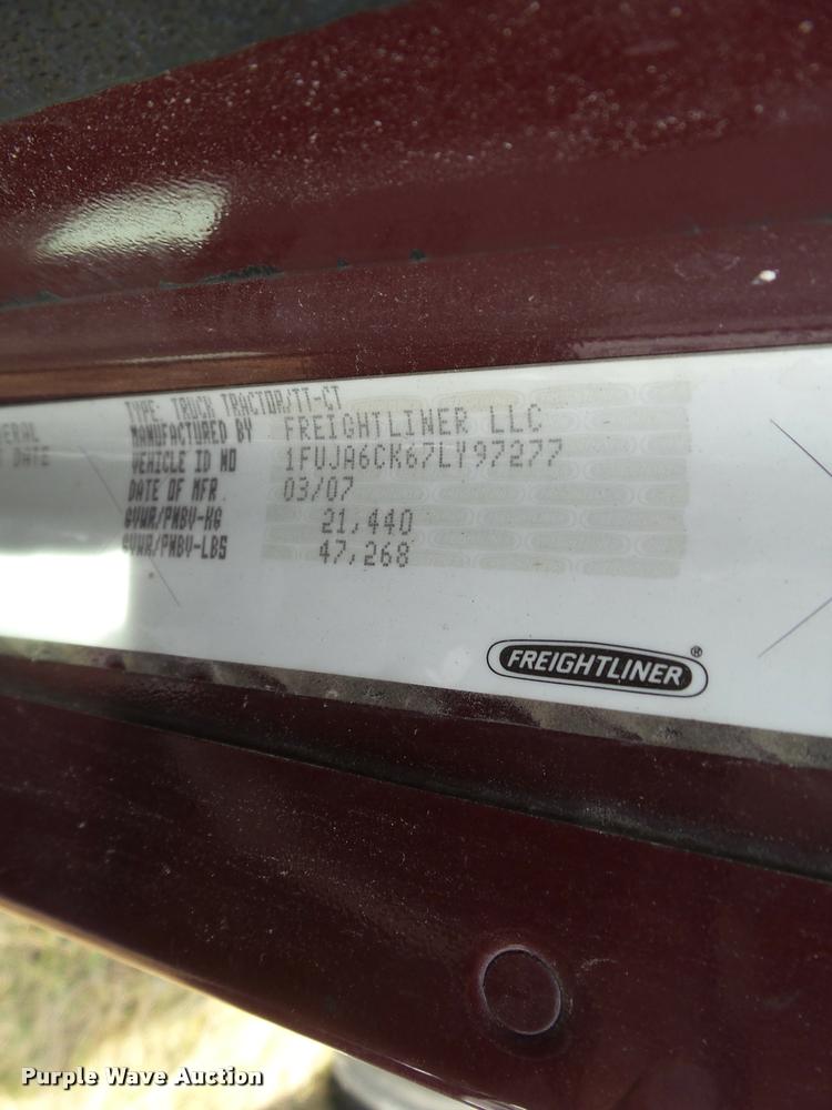 image for item J2643 2007 Freightliner Columbia semi truck