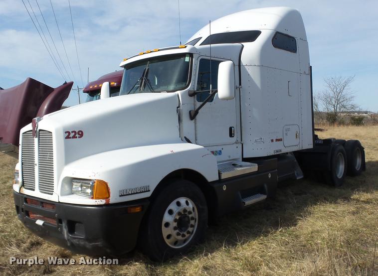 image for item J2644 2005 Kenworth T600 semi truck