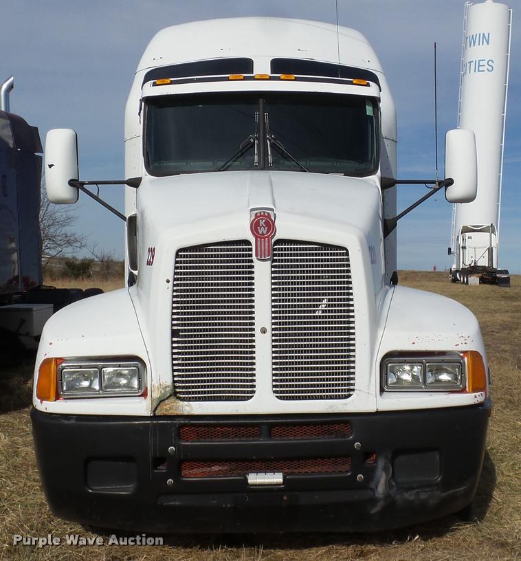 image for item J2644 2005 Kenworth T600 semi truck