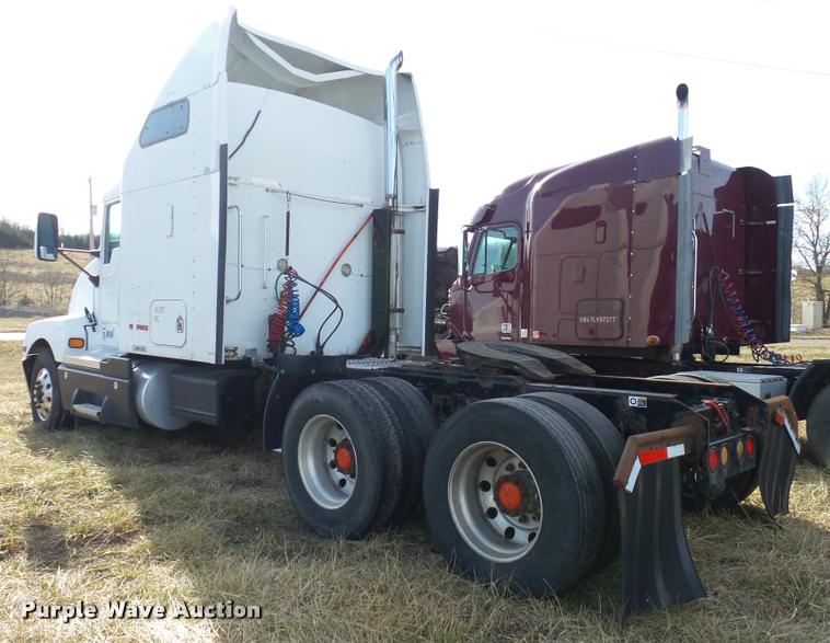 image for item J2644 2005 Kenworth T600 semi truck