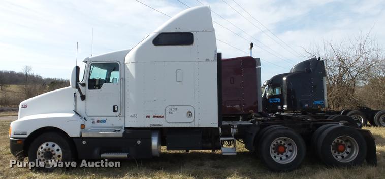 image for item J2644 2005 Kenworth T600 semi truck