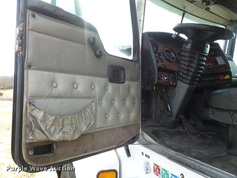 image for item J2644 2005 Kenworth T600 semi truck