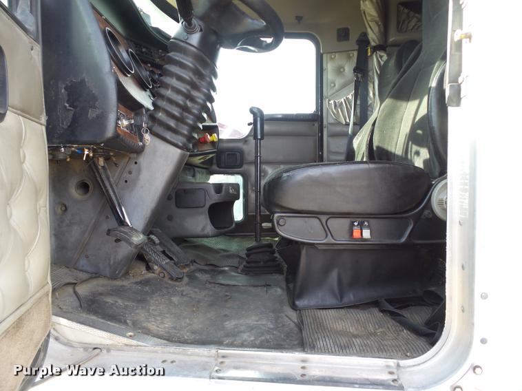 image for item J2644 2005 Kenworth T600 semi truck