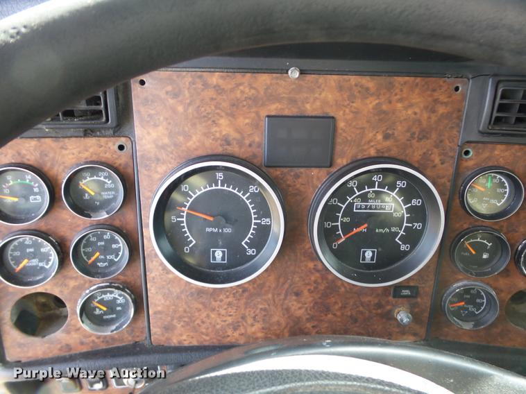 image for item J2644 2005 Kenworth T600 semi truck