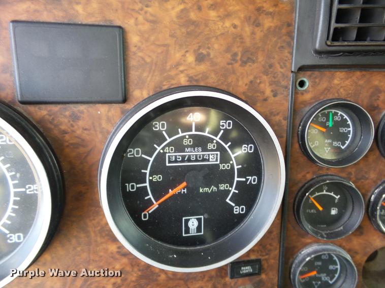 image for item J2644 2005 Kenworth T600 semi truck