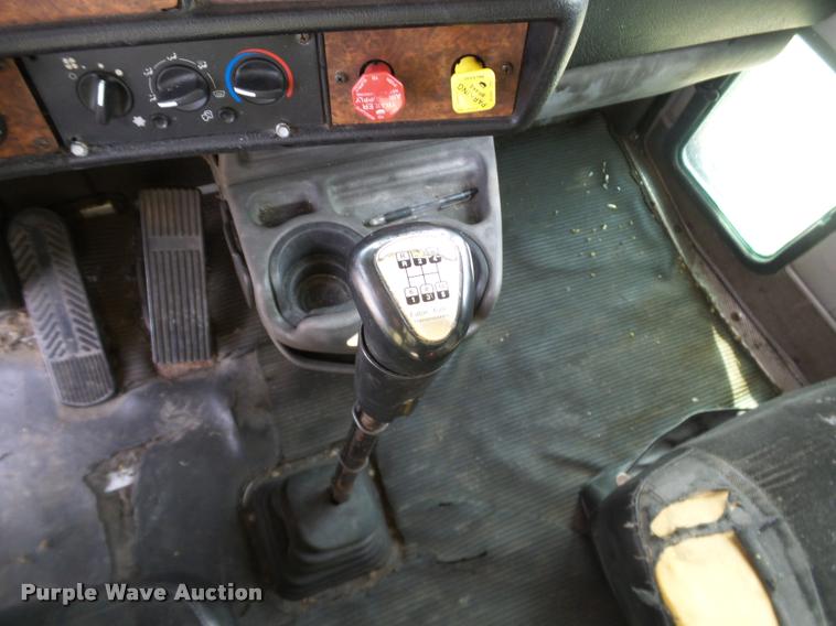 image for item J2644 2005 Kenworth T600 semi truck