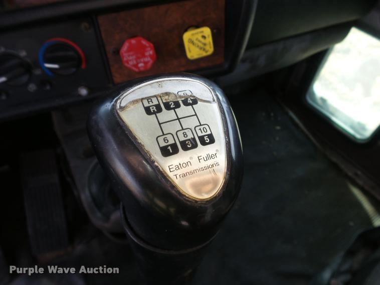 image for item J2644 2005 Kenworth T600 semi truck