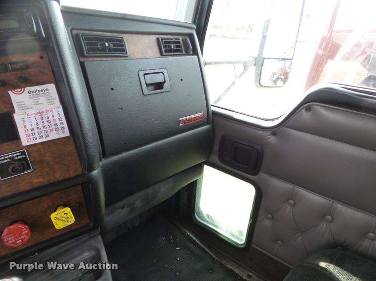 image for item J2644 2005 Kenworth T600 semi truck